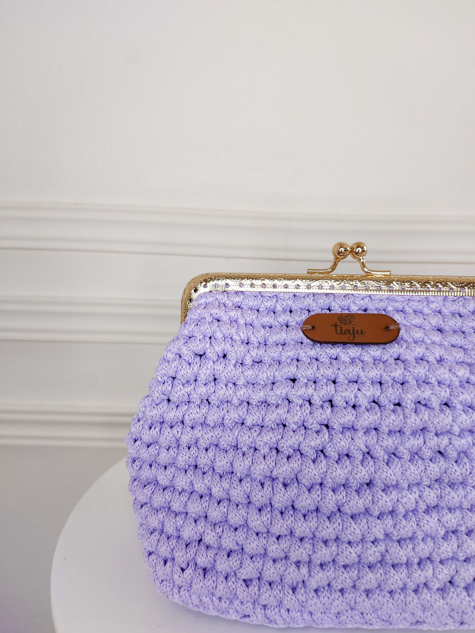 Bolsa em crochê com fio de poliéster na cor lilas, alça de metal dourada vintage.