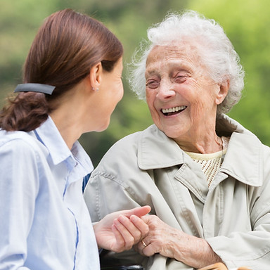 Ältere Dame und Pflegekraft verbringen Zeit miteinander