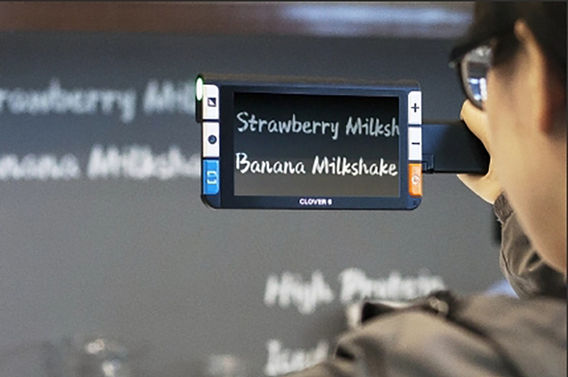 一個人使用SightCare Clover 6觀看黑板上的字