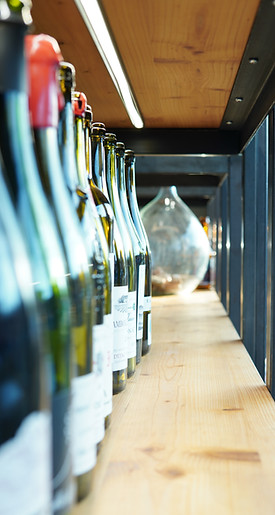 Mise en lumière d'une cave à vin par des bandeaux LED sous meuble