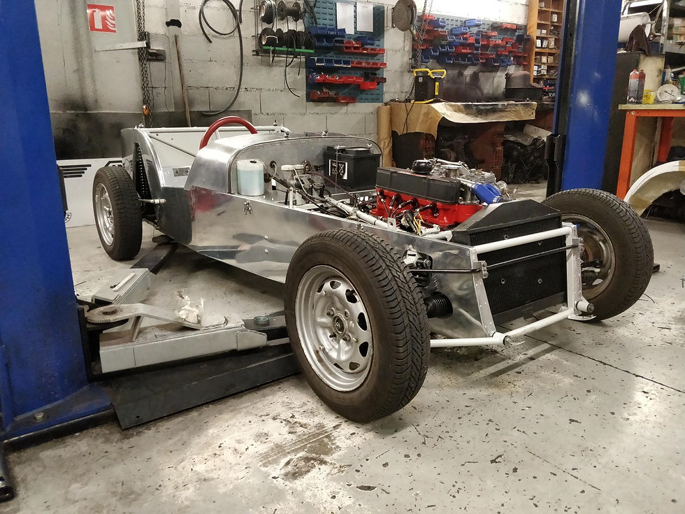 Assemblage mécanique de la Lotus Seven S2 en atelier