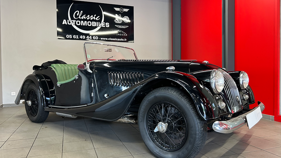 Morgan noire de collection exposée dans le showroom.