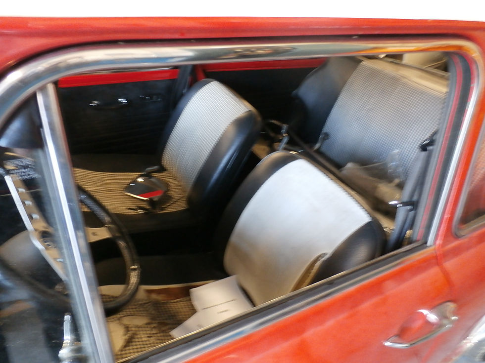 Intérieur usé de l’Innocenti Cooper Rouge avant rénovation