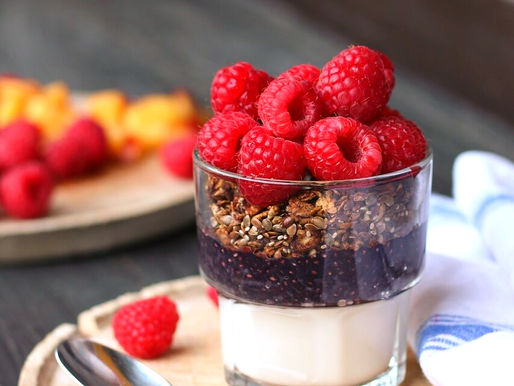glas met (plantaardige) yoghurt en granola