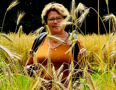 ikzelf in graanveld.jpeg