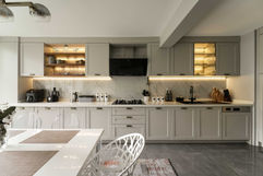 Mutfak tasarım, projelendirme, imalat ve uygulaması yapılmıştır. Lake boyalı MDF malzeme den mutfak