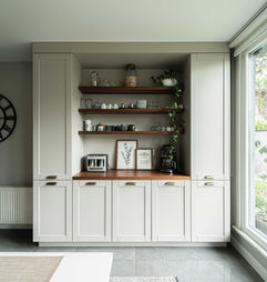 Mutfak tasarım, projelendirme, imalat ve uygulaması yapılmıştır. Lake boyalı MDF malzeme den mutfak