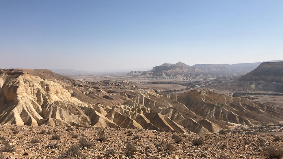 נוף מדברי על עבר עמק הכולל הרים, גבעות וערוצי נחל