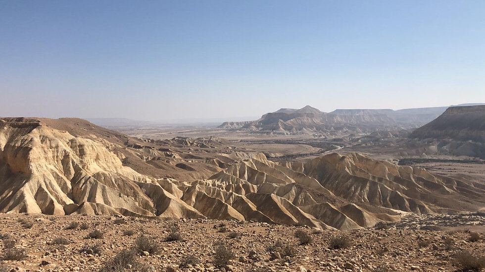נוף מדברי על עבר עמק הכולל הרים, גבעות וערוצי נחל