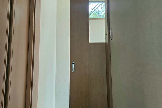 事業所内のドアは全てスライドドアになっており、バリアフリー対応となっています。
