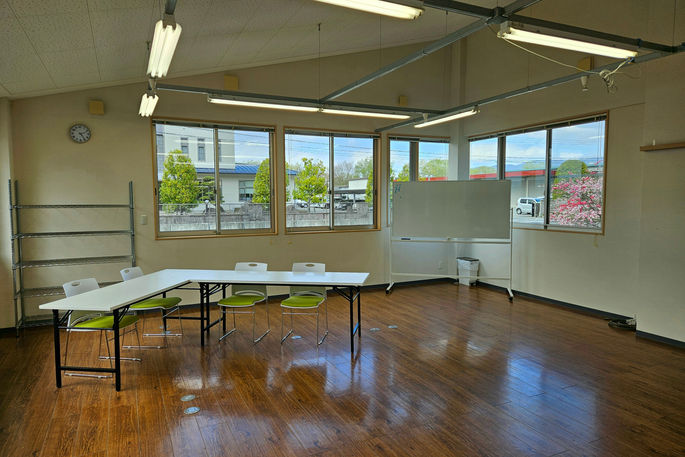 作業室は窓が多く、開放的なエリアになっています。様々な作業に対応出来るように、テーブルや椅子は動かせるようにしてあります。