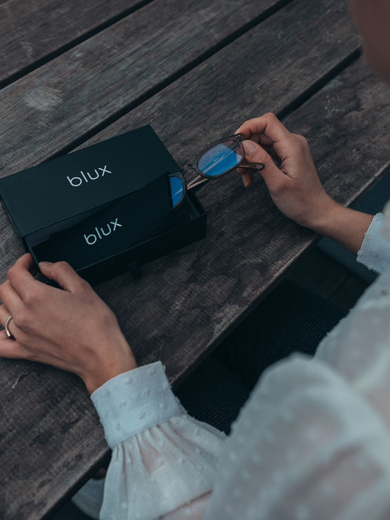 Bluelight briller der bliver taget ud af en brilleæske.