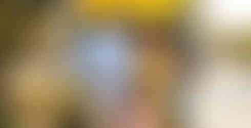 Familia feliz con sus tarjetas de residencia frente a la oficina de extranjería en España.