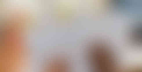 Manos completando el formulario oficial de solicitud de autorización de residencia en España para el trámite de regularización extraordinaria.