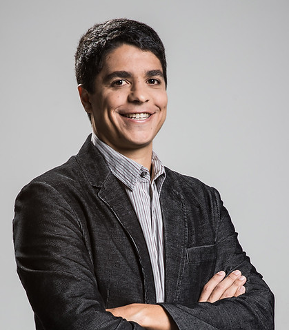 Foto do publicitário Fernando Lopes, com camisa social e blaser.