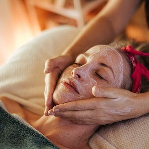 로미 로미 마사지의 고대 비밀 풀기: 조화와 치유를 향한 전인적인 여행