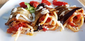 Involtini di melanzane ripieni di spaghetti alla Norma