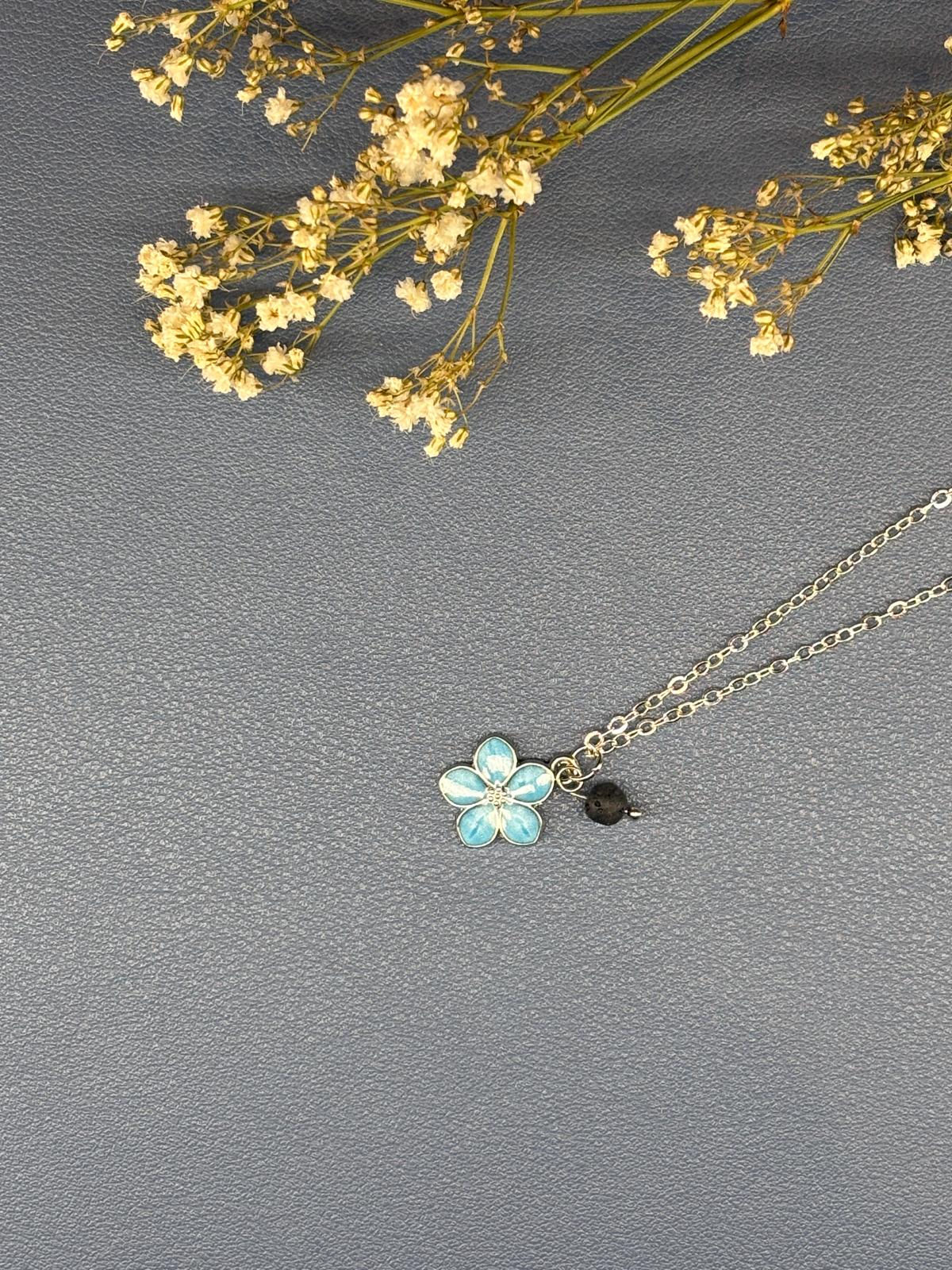 Collier chaîne, pendentif fleur bleue, perle noire