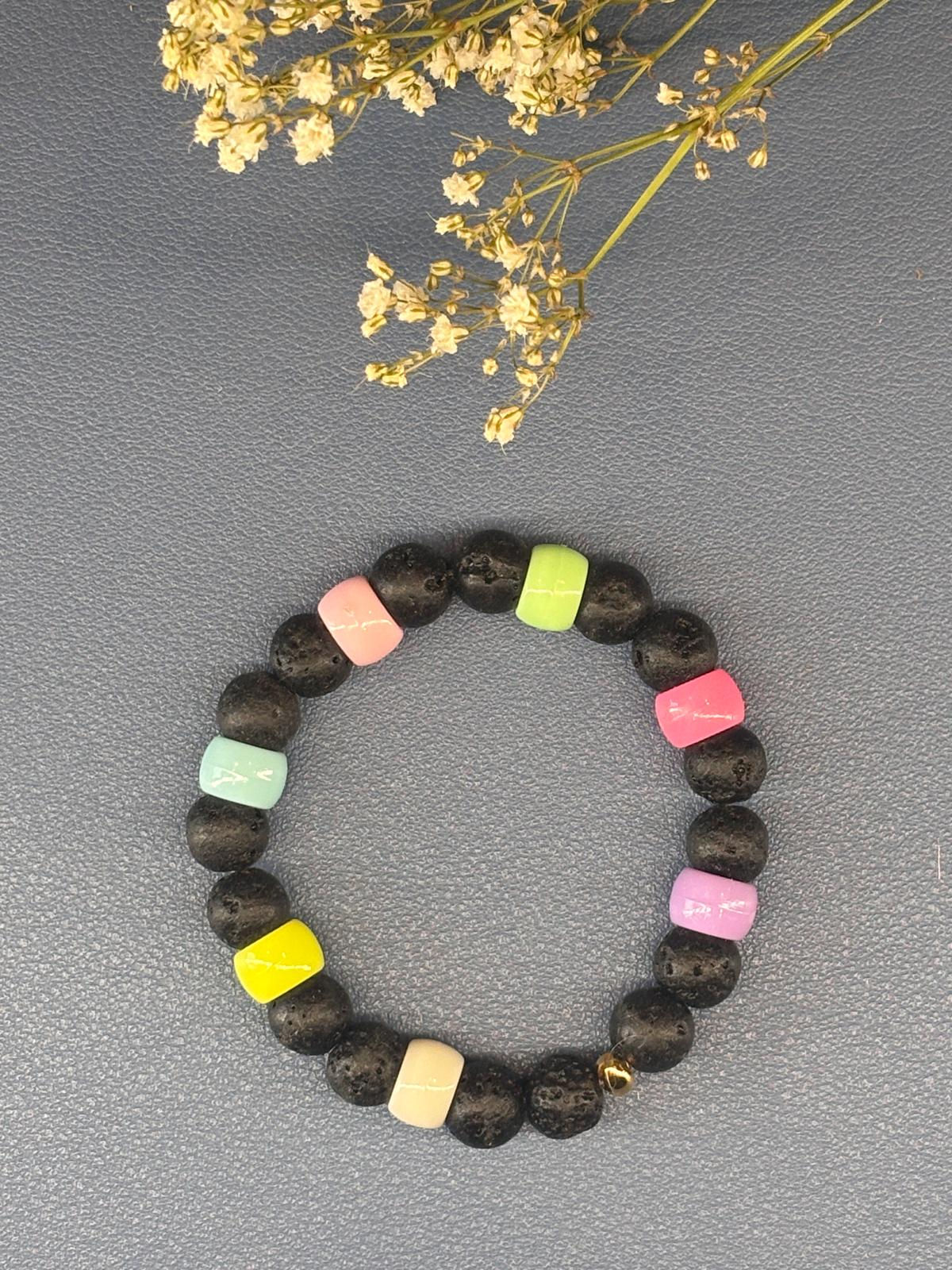 Bracelet perles noires et rectangulaires colorées