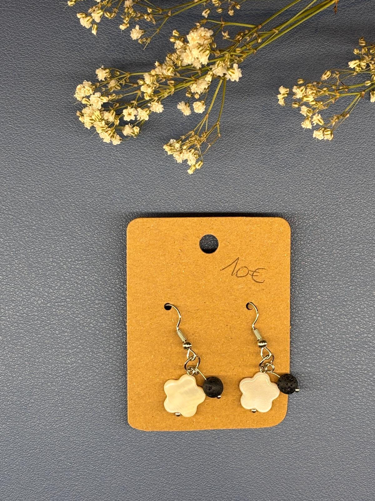 Boucles d'oreilles pendantes fleur blanche et perle noire, 10€