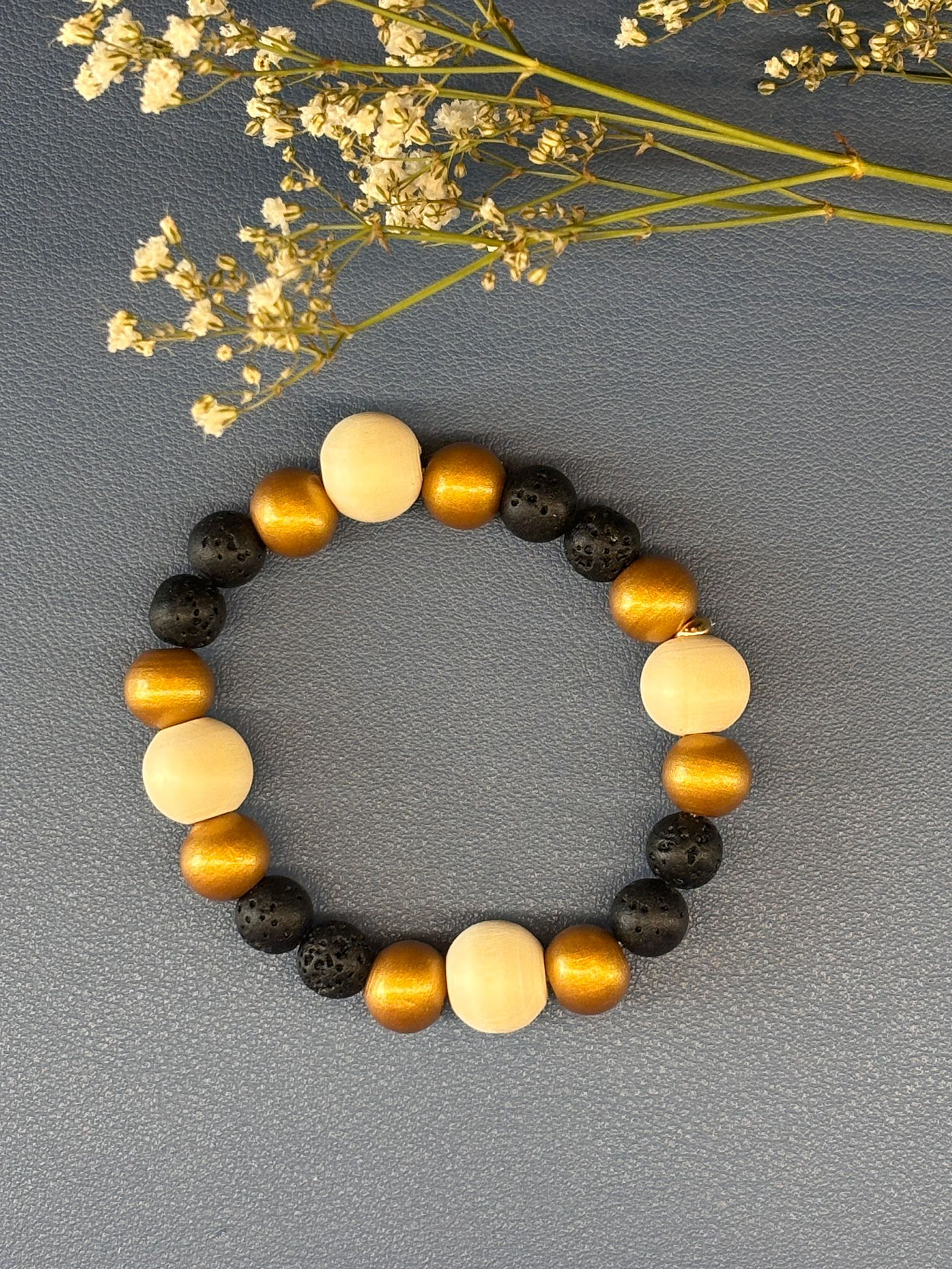 Bracelet avec perles en bois, dorées et noires