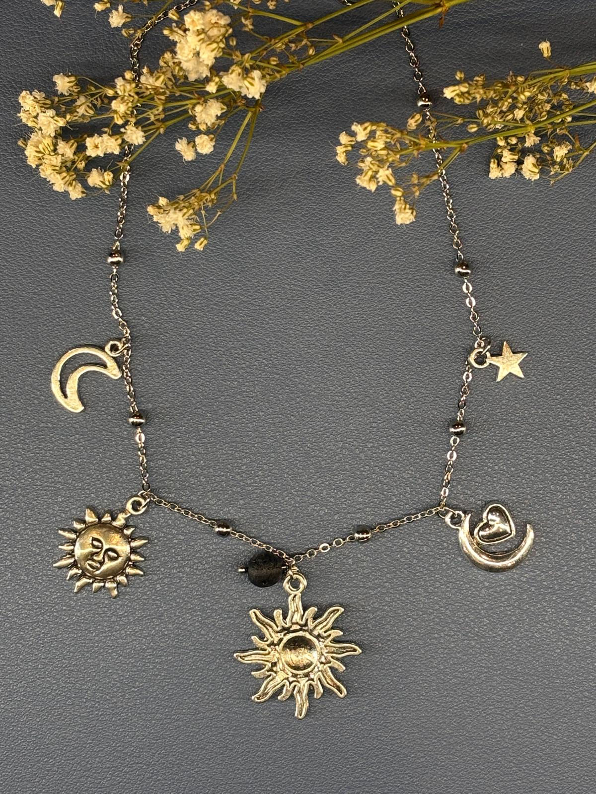 Collier argenté avec charmes soleil, lune et étoile