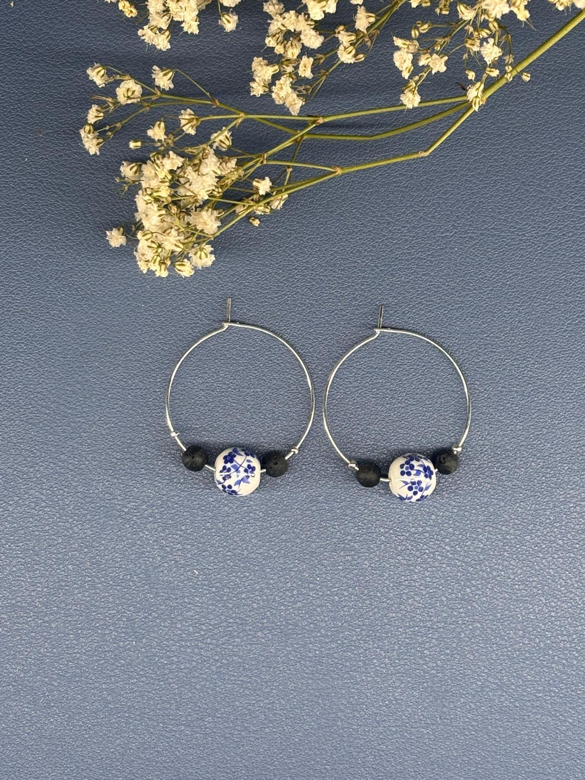 Créoles argentées, perles céramique bleu et blanc, perles noires