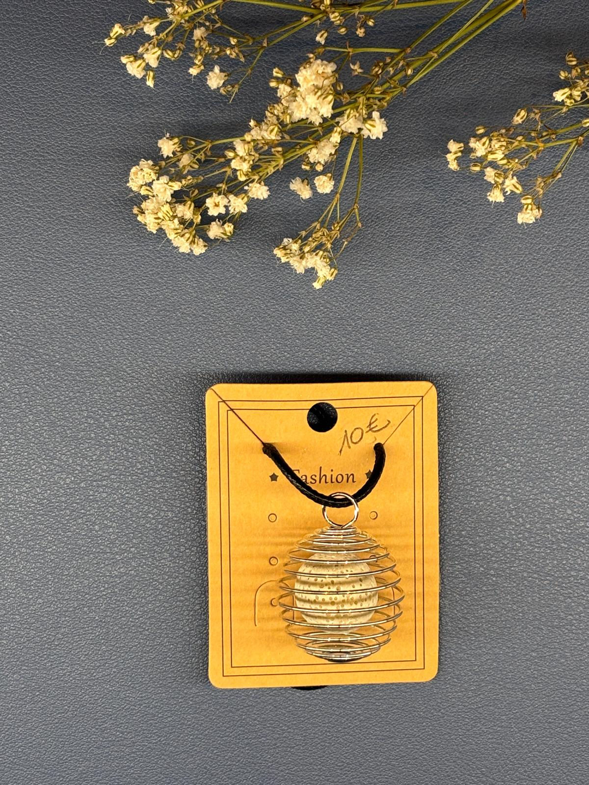 Pendentif tressé sur carte jaune, fleurs séchées