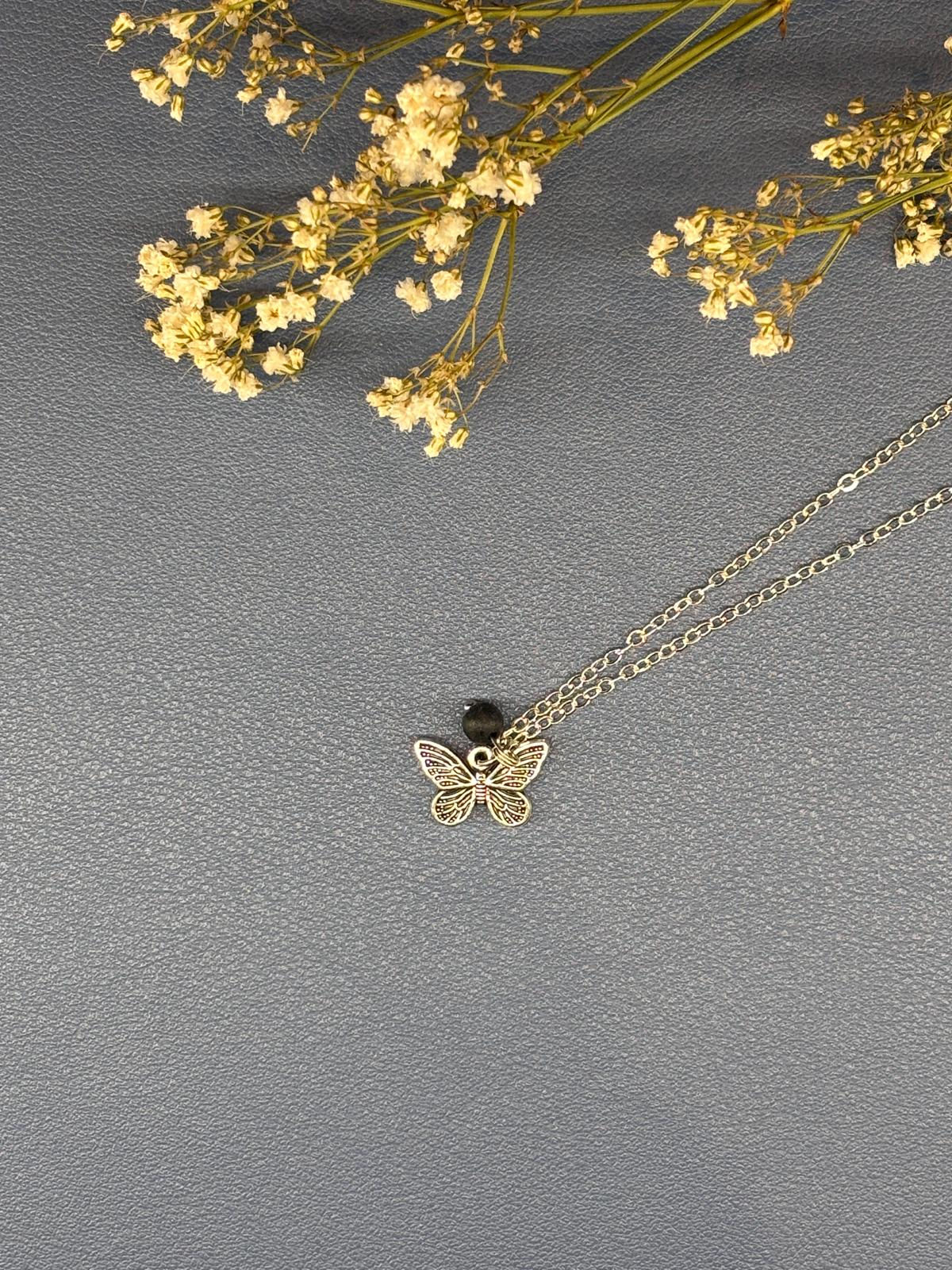 Collier papillon argenté avec perle noire et fleurs blanches