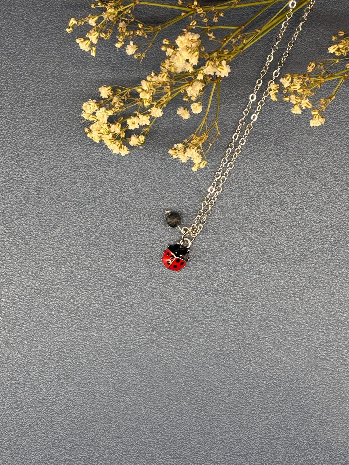 Collier argenté avec pendentif coccinelle
