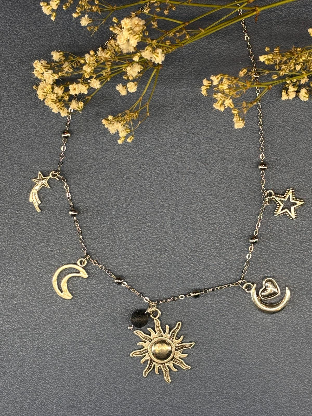Collier avec breloques soleil, lune et étoiles