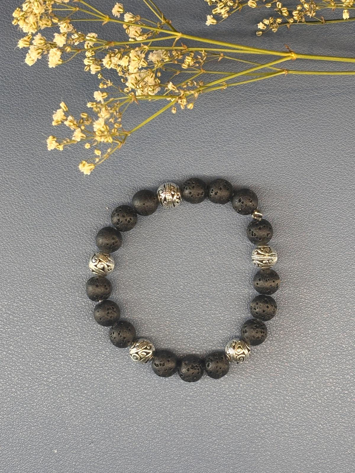 Bracelet en perles de lave noires et argentées