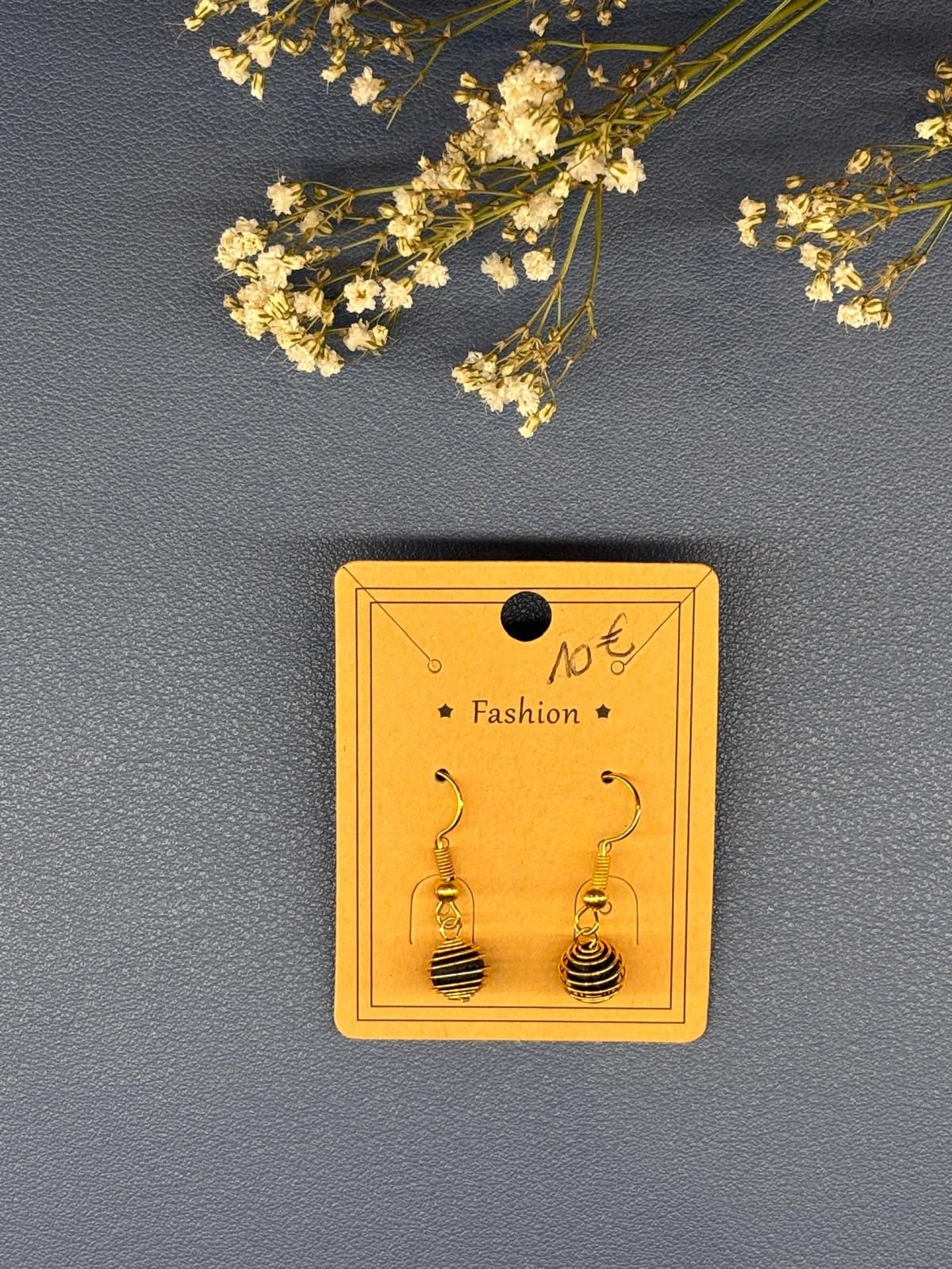Boucles d'oreilles dorées à perles gris foncé, 10€