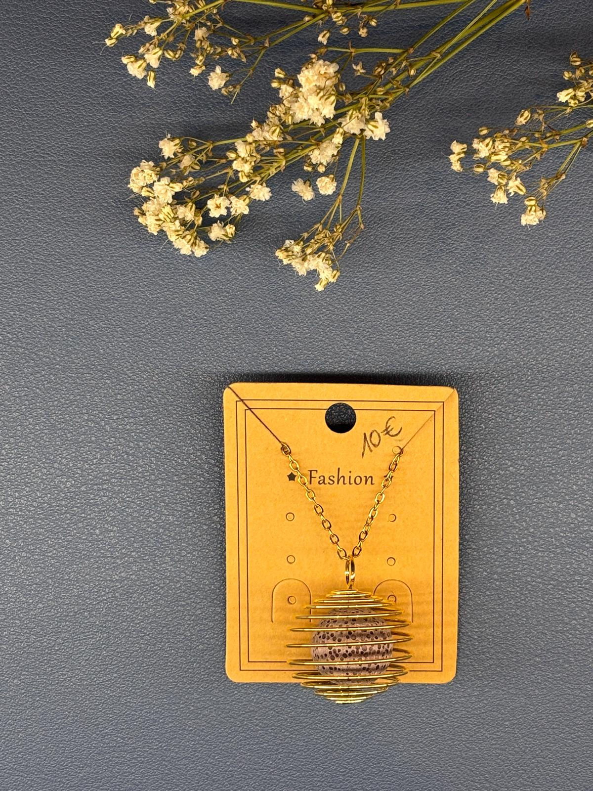 Collier avec pendentif texturé, fleurs séchées