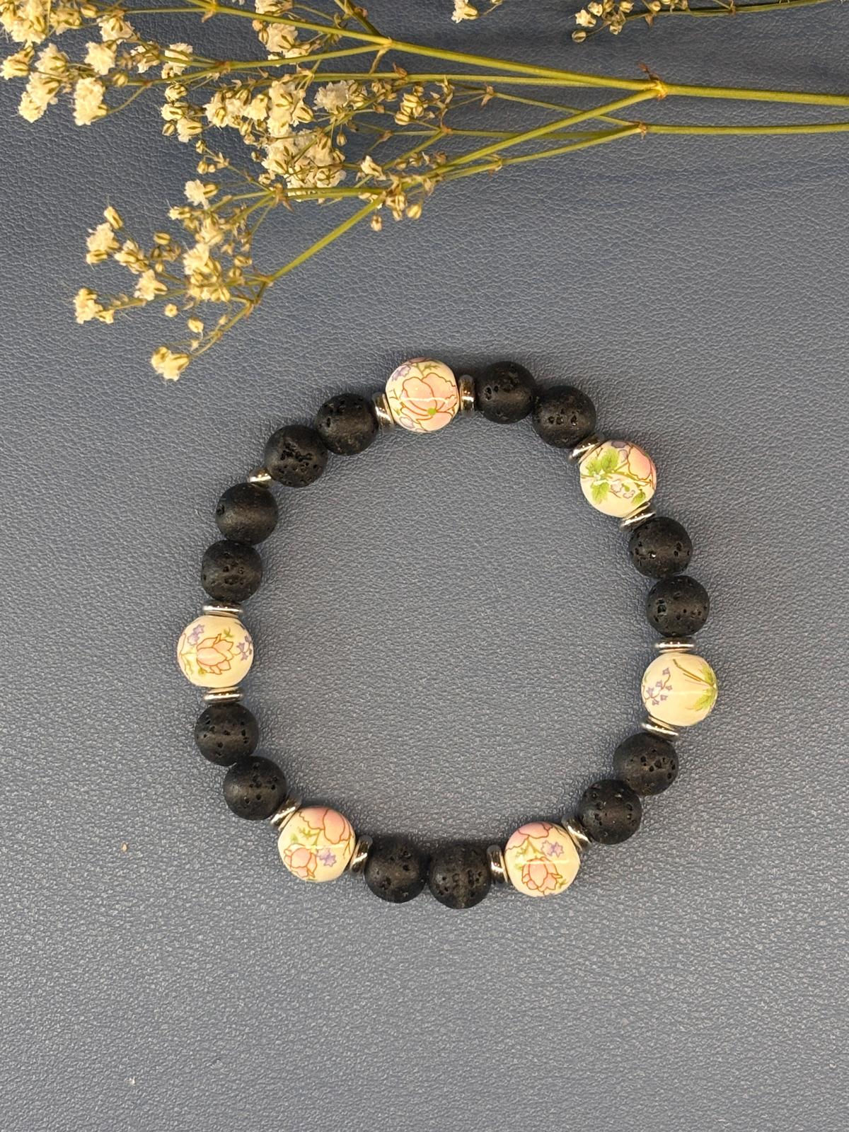 Bracelet en perles de lave noires et florales