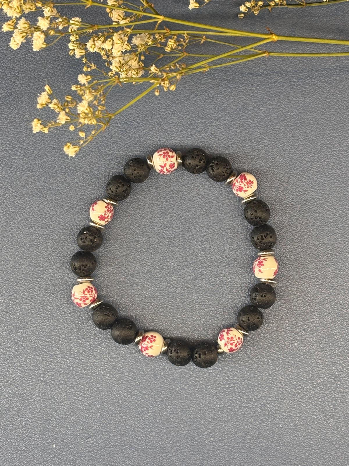 Bracelet de perles de lave noires et perles à motifs floraux