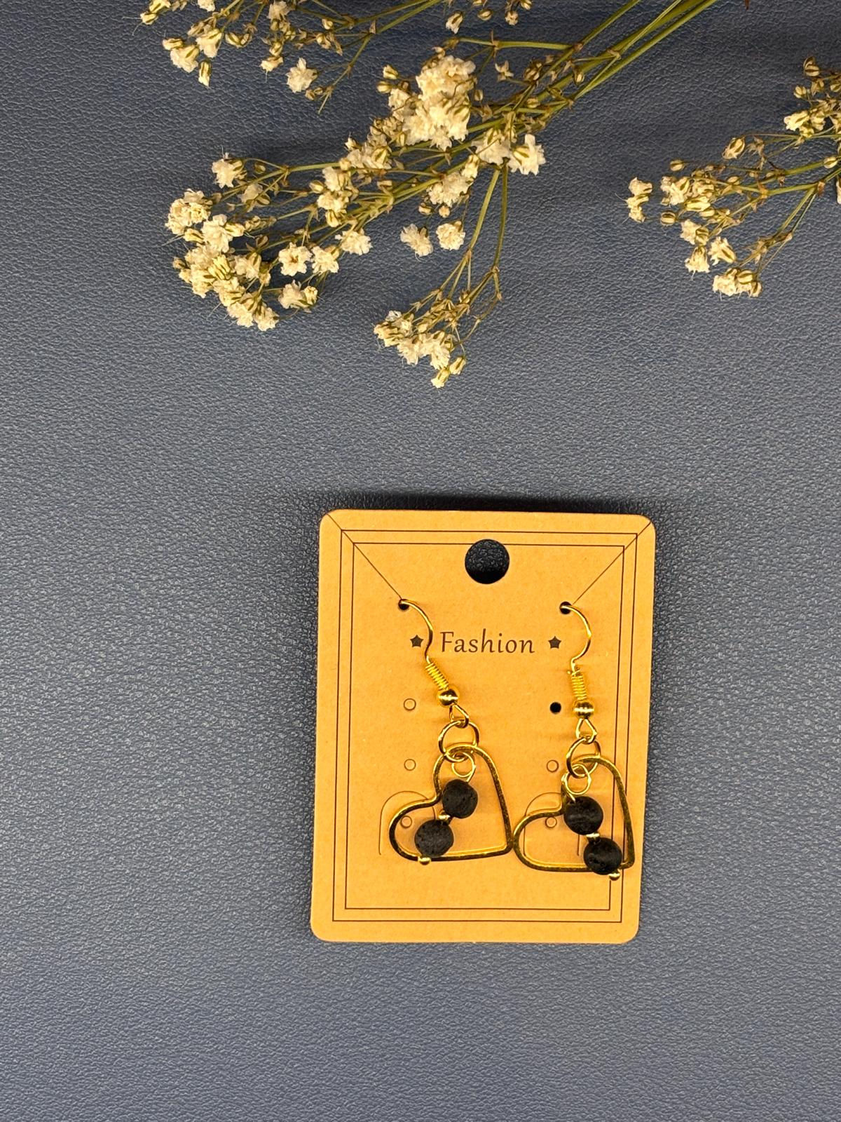 Boucles d'oreilles cœurs avec perles noires sur carte