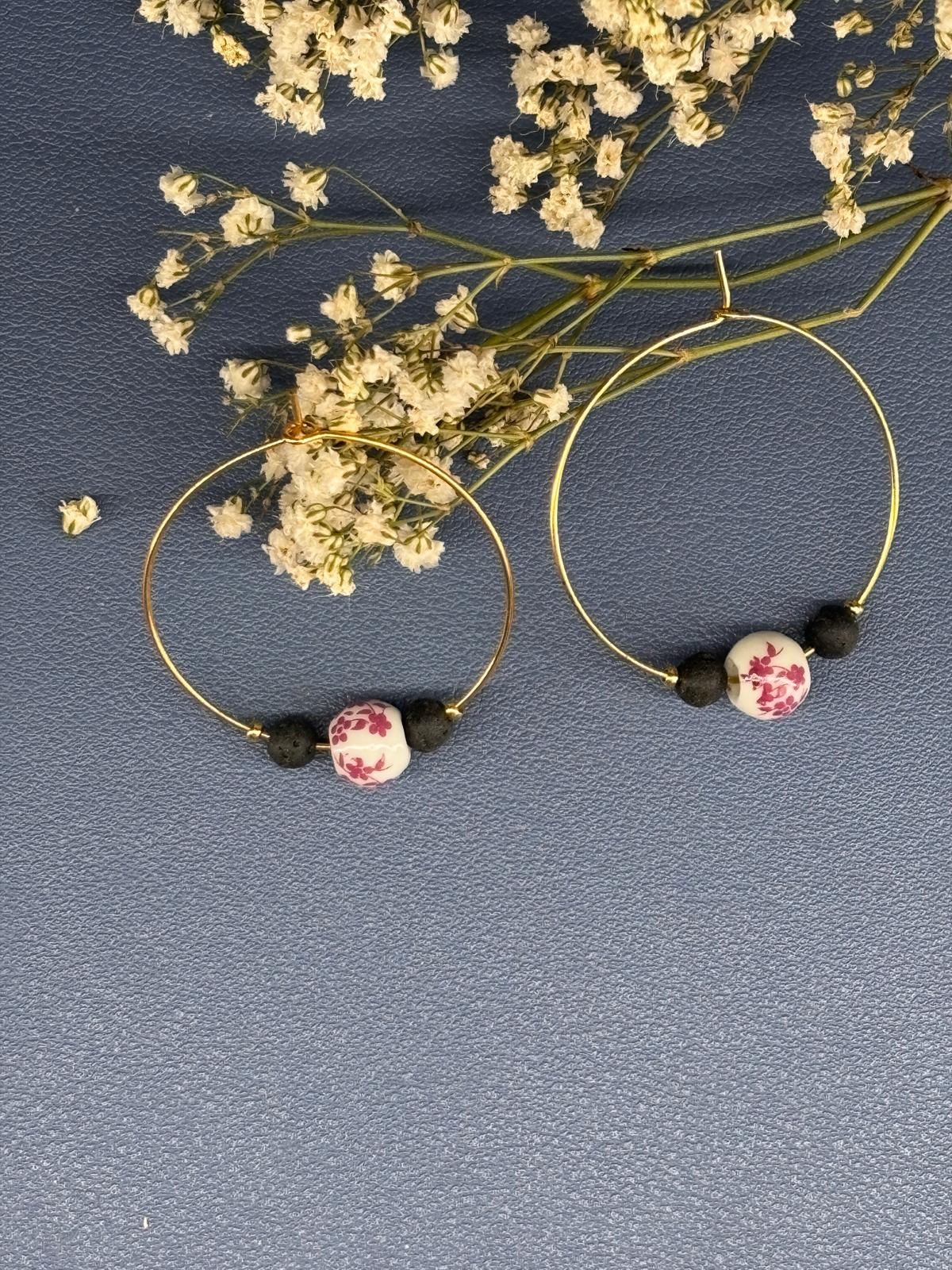 Créoles dorées avec perles florales et noires