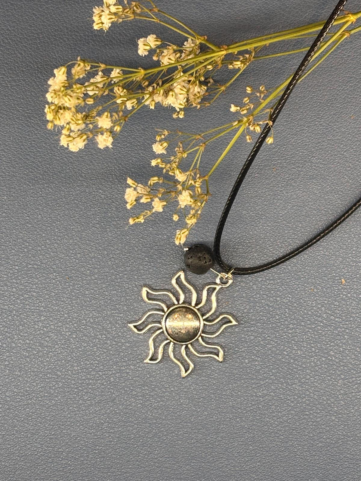 Collier en métal avec pendentif soleil