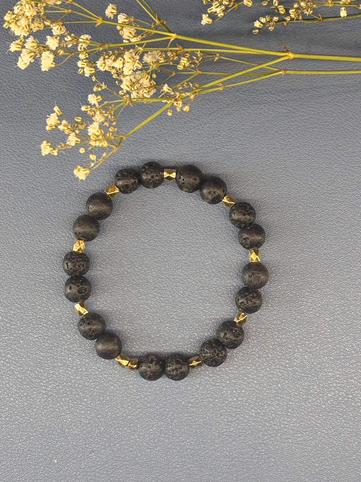 Bracelet en perles de lave noires et dorées