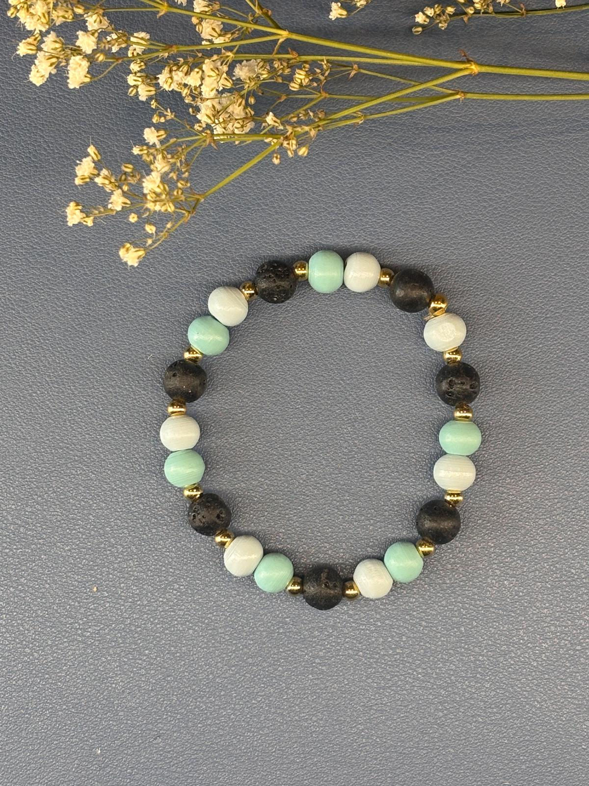 Bracelet de perles blanches, menthe et noires avec accents dorés