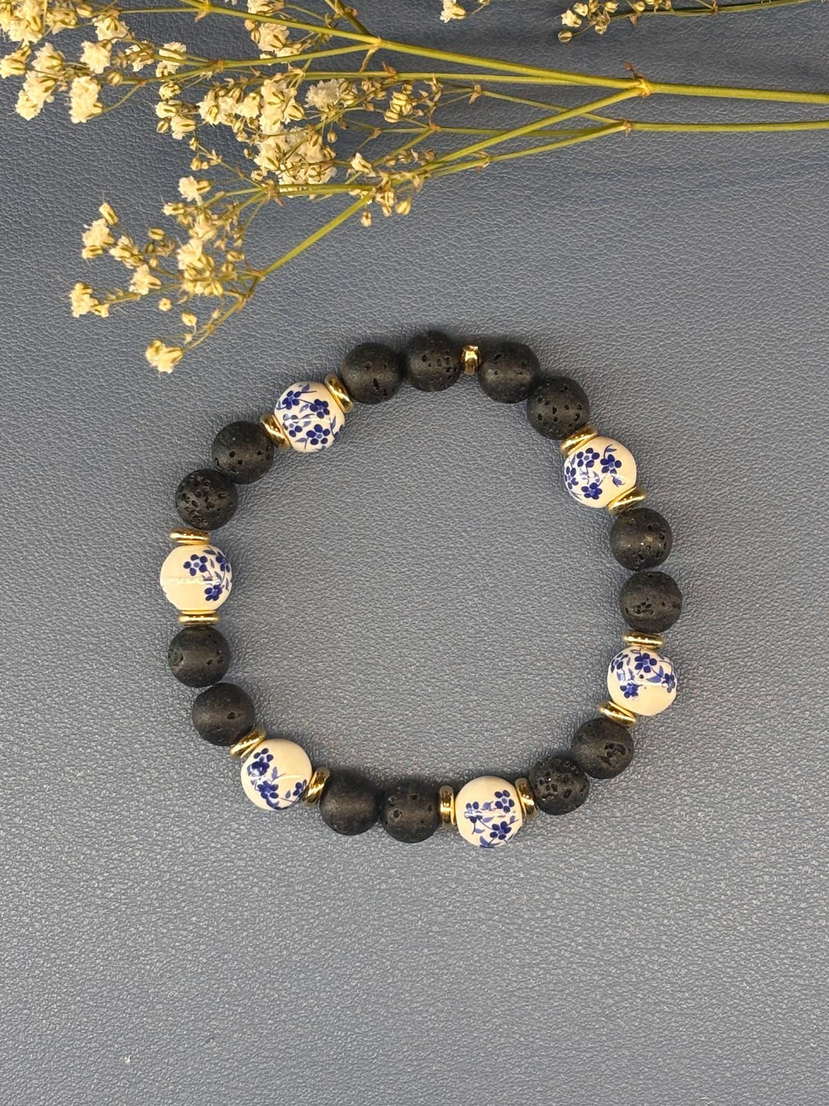 Bracelet de perles noires et blanches à motifs bleus