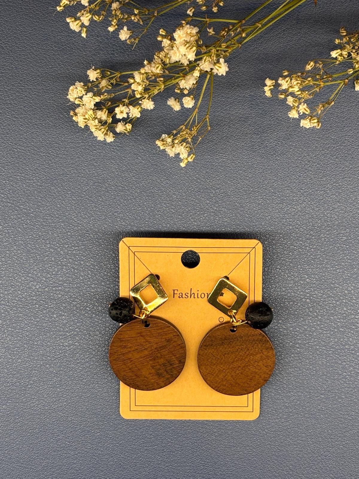 Boucles d'oreilles pendantes en bois et clous dorés