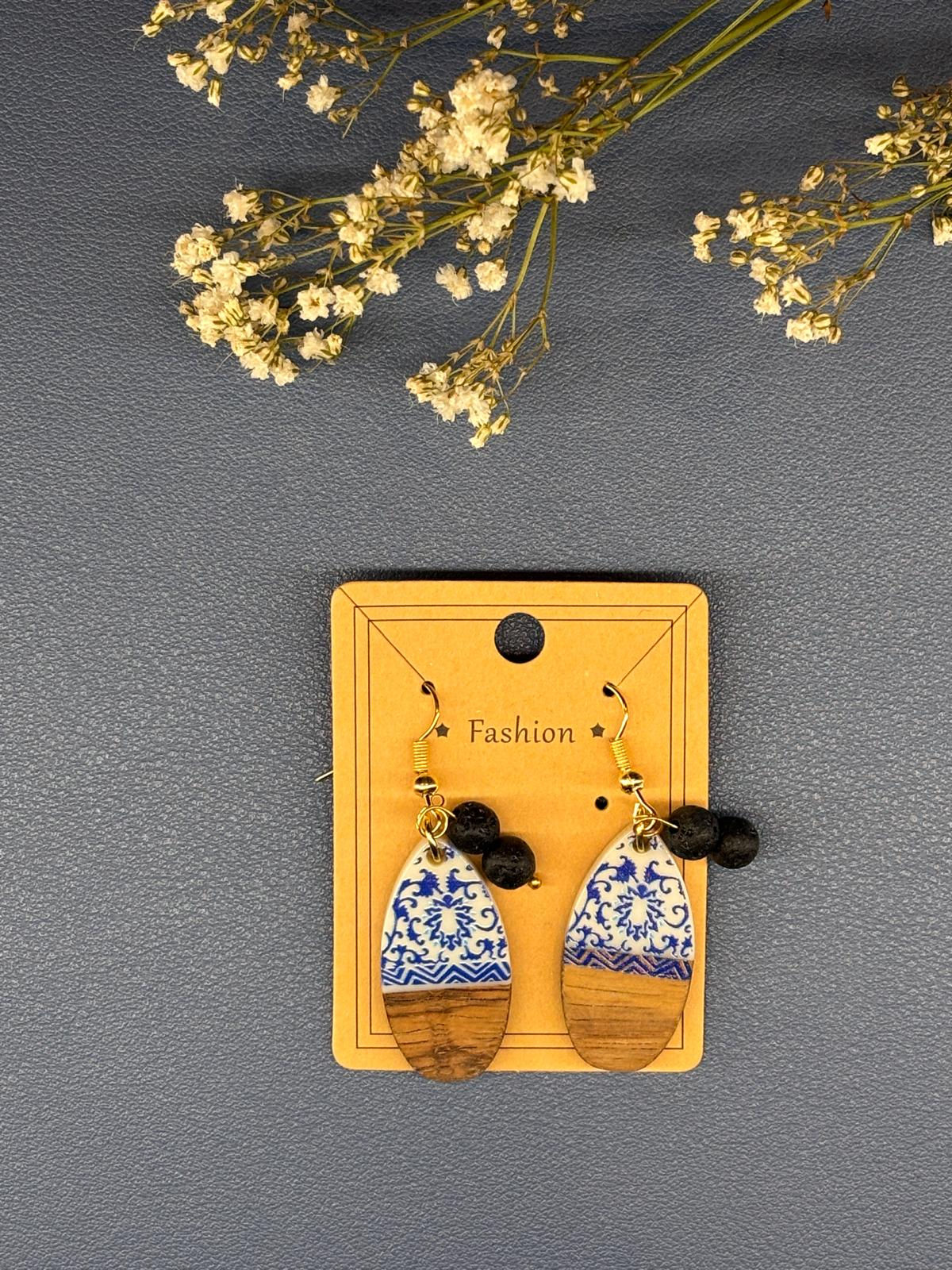 Boucles d'oreilles pendantes motif bleu et bois