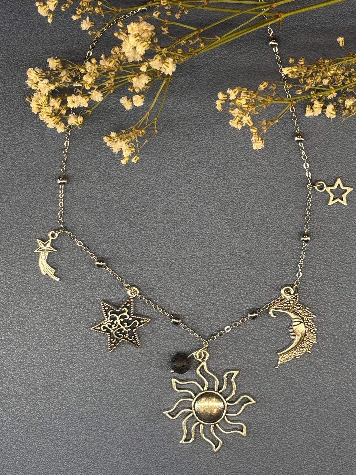 Collier avec pendentifs soleil, lune et étoile