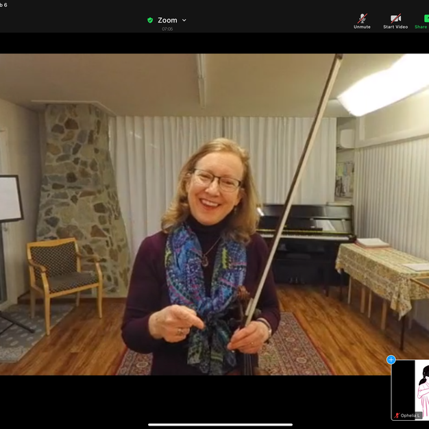 Lucy Shaw working with violin students at the WInter Workshop 2021.