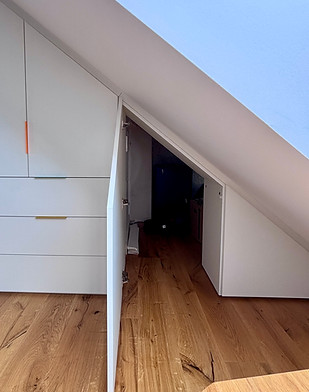 Durchgang im Schrank