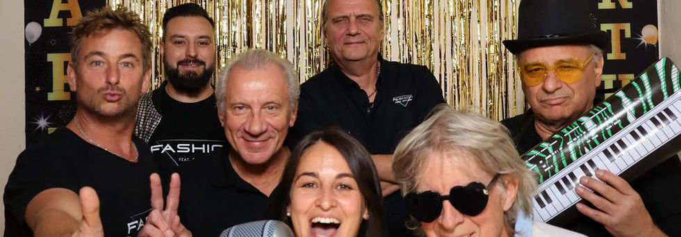 Gruppe von Freunden vor der Fotobox mit Accessoires