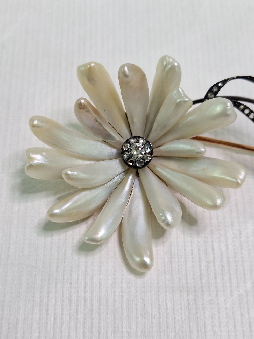 Flower brooch with pearls and diamonds