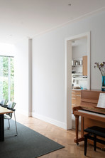 Woonkamer naar keuken toe